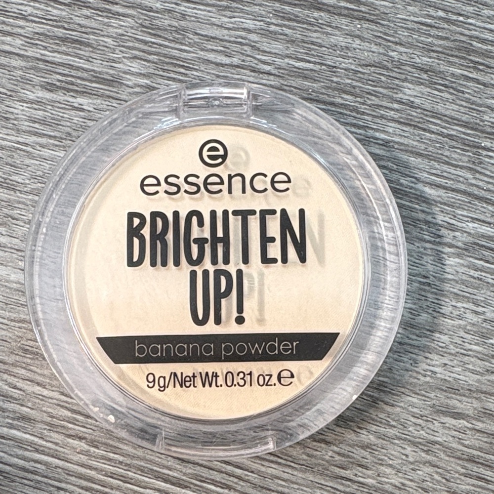 Essence Brighten Up! Setting Powder -bababanana